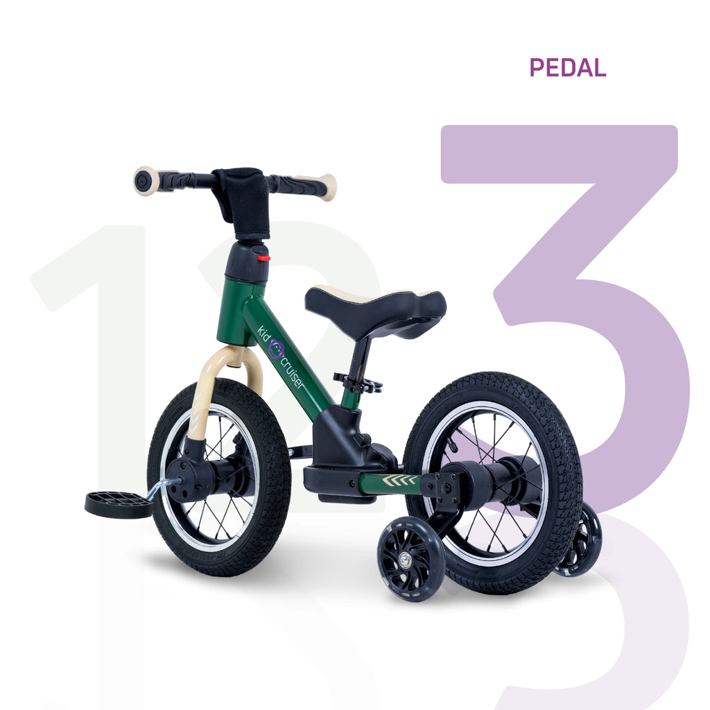 Bicicletta senza pedali 3 in 1 con pedali e rotelle per bambini piccoli su sfondo bianco